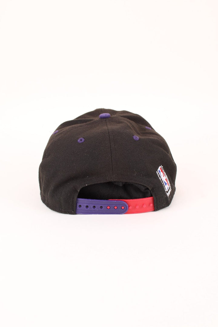 NBA Toronto Raptors New Era Snapback in a black and purple colourway with the logo embroidered on the front/back, and has adjustable snapback.