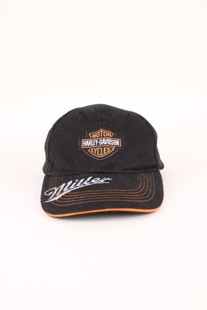 Harley-Davidson Cap in a black colourway with the logo embroidered on the front/back, and has adjustable strap at the back.