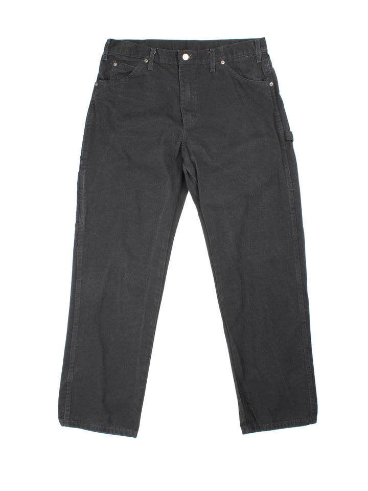 Dickies Jeans in black colourway with multiple pockets and the logo embroidered on the back.