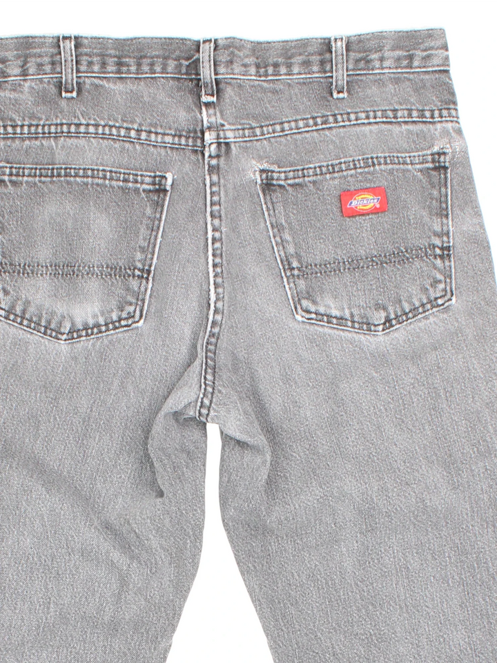 Dickies Jeans in grey colourway with multiple pockets and the logo embroidered on the back.