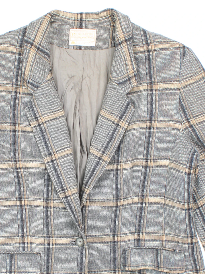 Pendleton Wool blazer in a grey colourway. Button fastening and has front pockets.