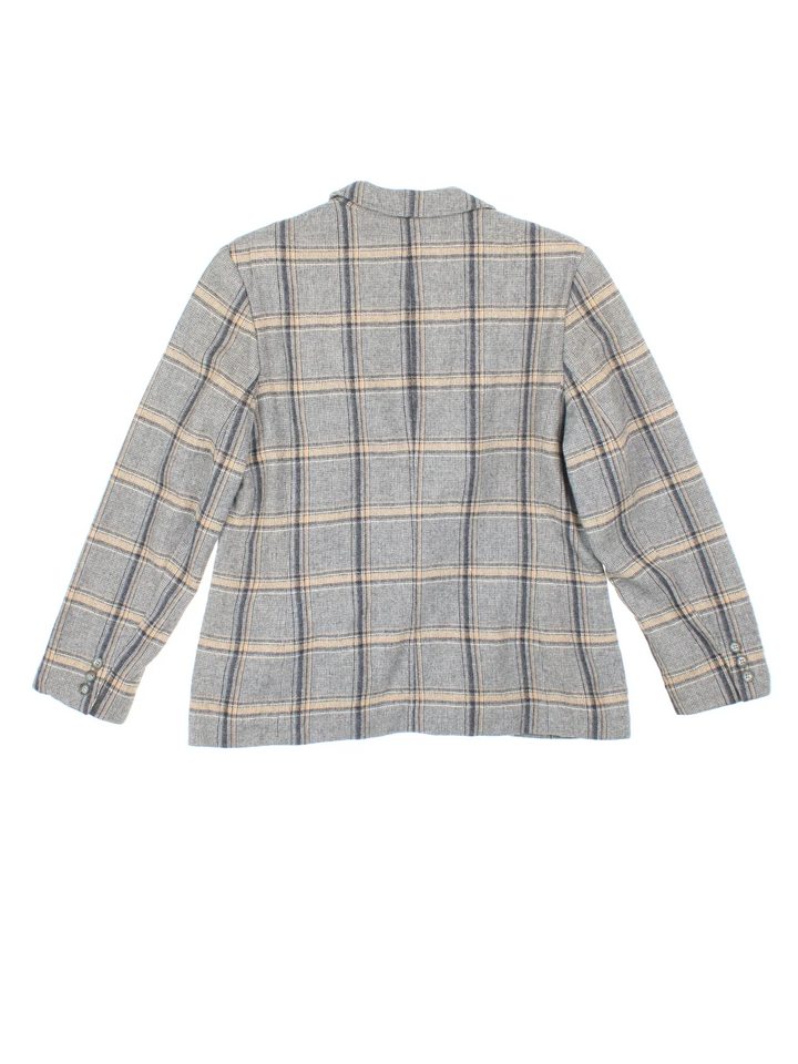 Pendleton Wool blazer in a grey colourway. Button fastening and has front pockets.