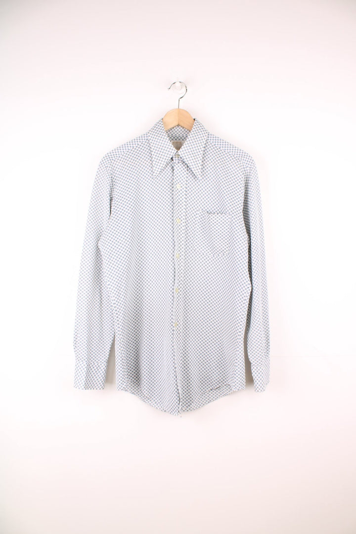 Vintage 70s Montgomery Ward patterned shirt in blue and white. Features chest pocket and a dagger collar.