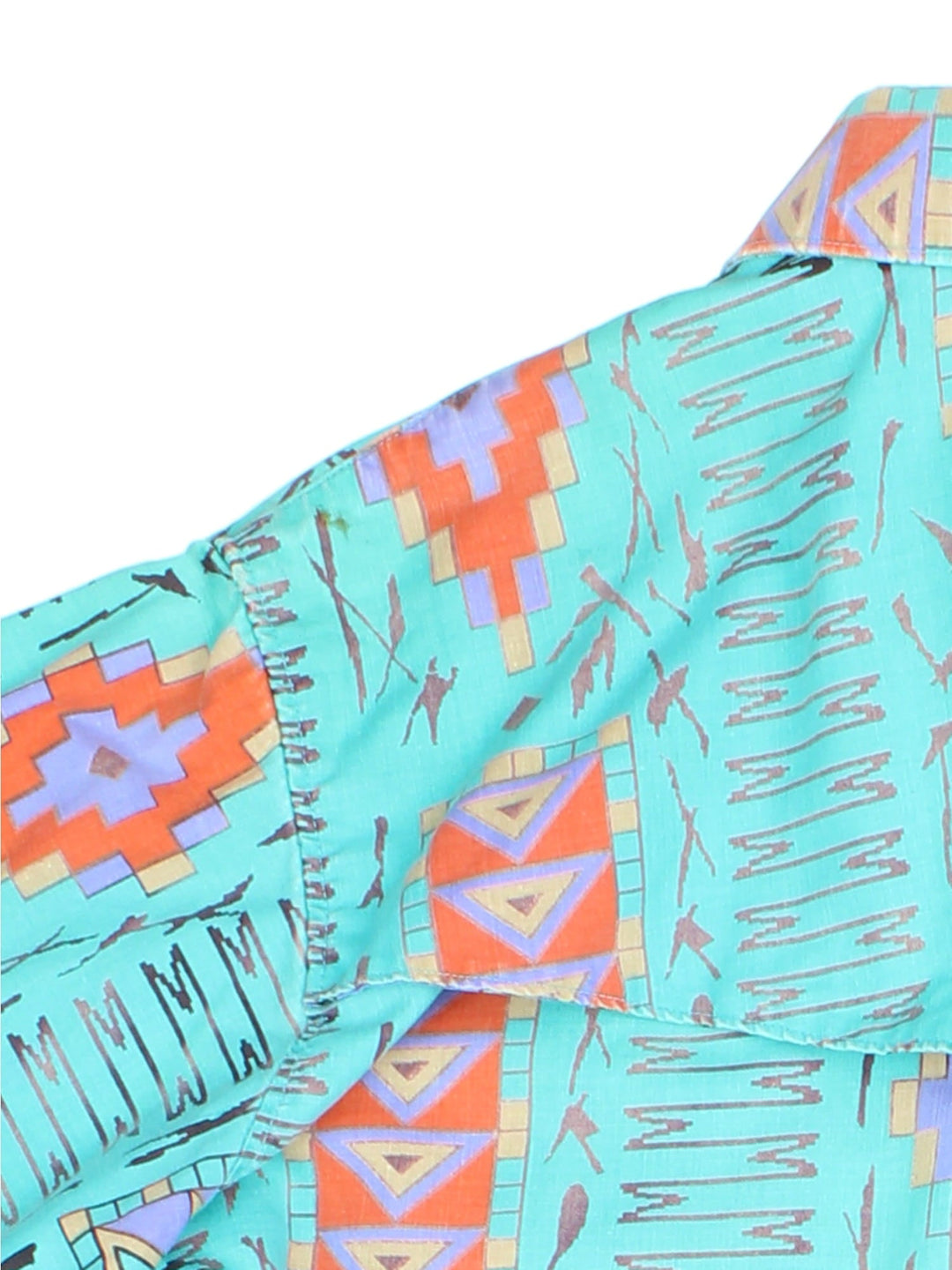 Wrangler Western Shirt in a blue colourway with Aztec pattern. Button up with two front pockets.