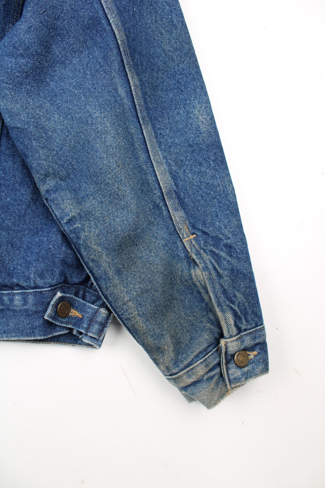 Vintage Carhartt Denim Jacket in a blue colourway with a brown corduroy collar. Buttons up and has multiple pockets, insulated with a blanket lining, and has the logo embroidered on the front.