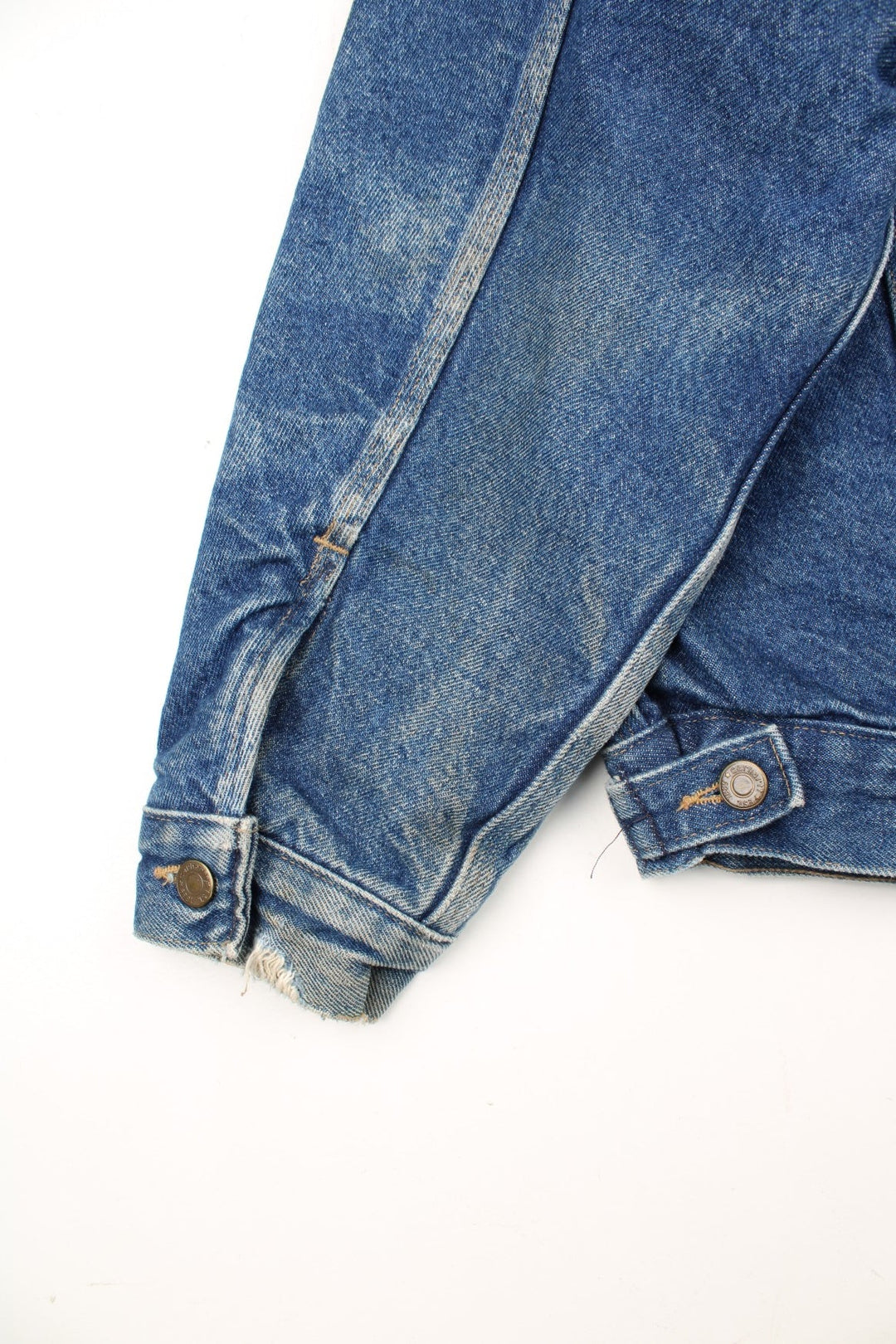 Vintage Carhartt Denim Jacket in a blue colourway with a brown corduroy collar. Buttons up and has multiple pockets, insulated with a blanket lining, and has the logo embroidered on the front.