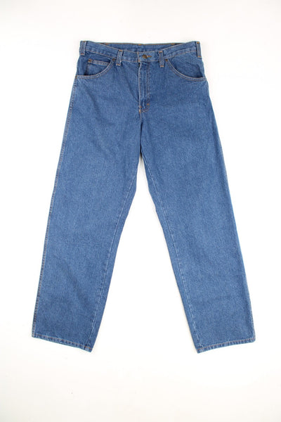 Dickies Jeans in a blue denium colourway, pockets and has the logo embroidered on the back pocket. 