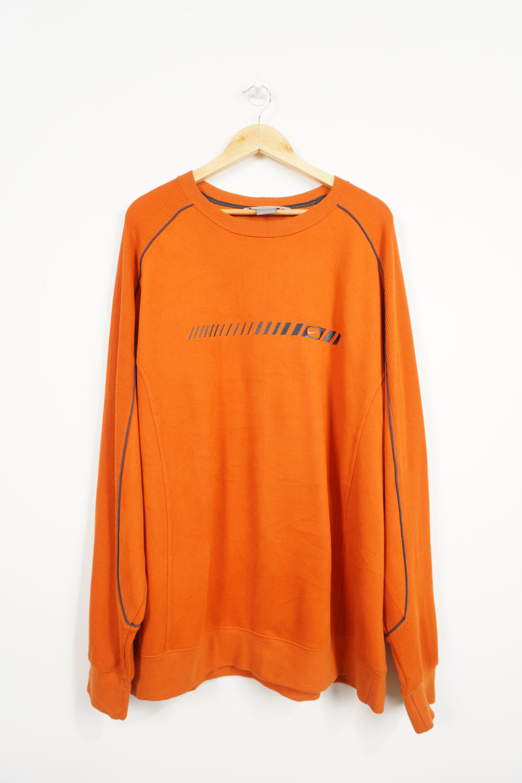 2000s Orange Nike Small logo sweatshirt, with grey detailing Good condition, neck line seems slightly stretched  Size in Label: XL