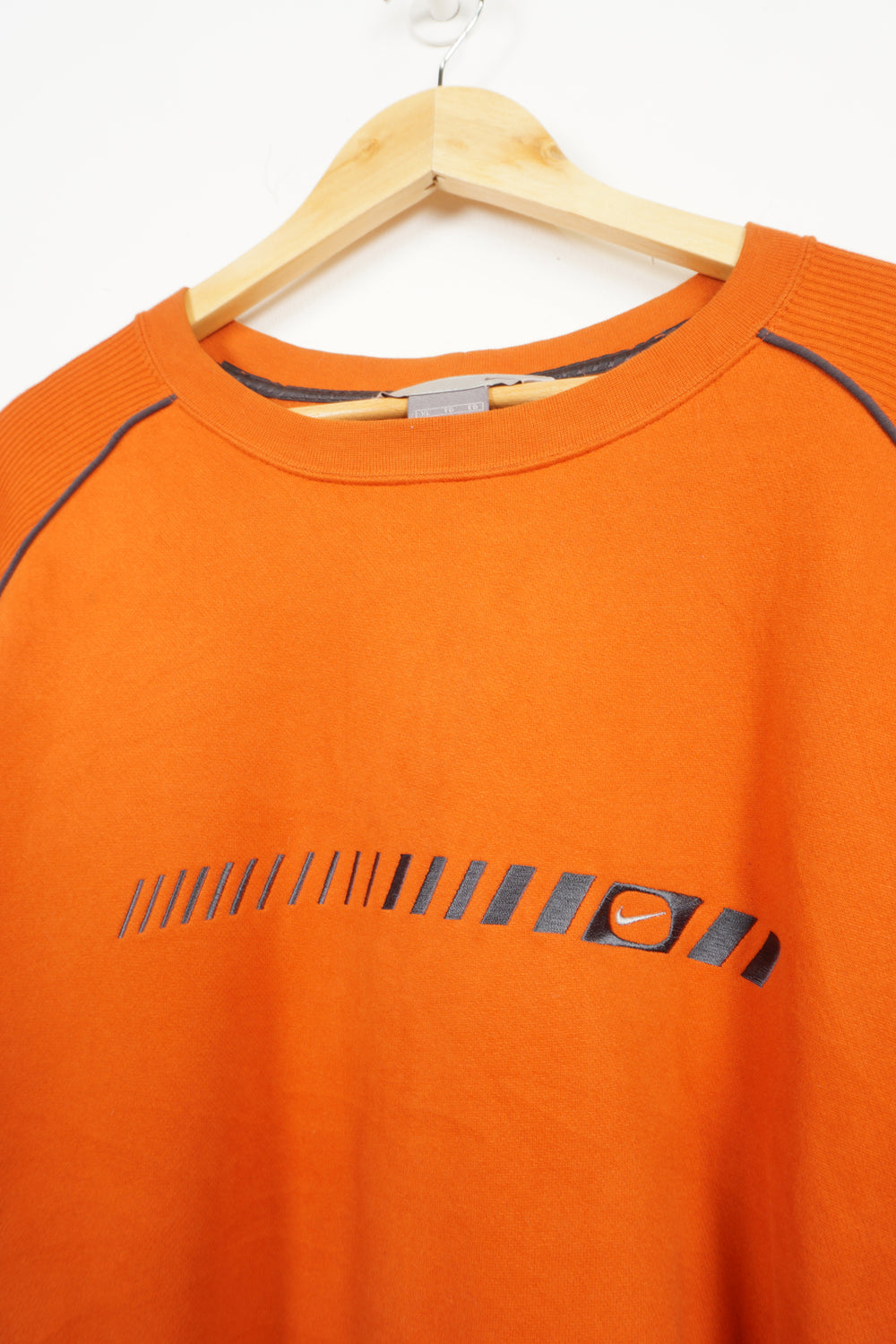 2000s Orange Nike Small logo sweatshirt, with grey detailing Good condition, neck line seems slightly stretched  Size in Label: XL