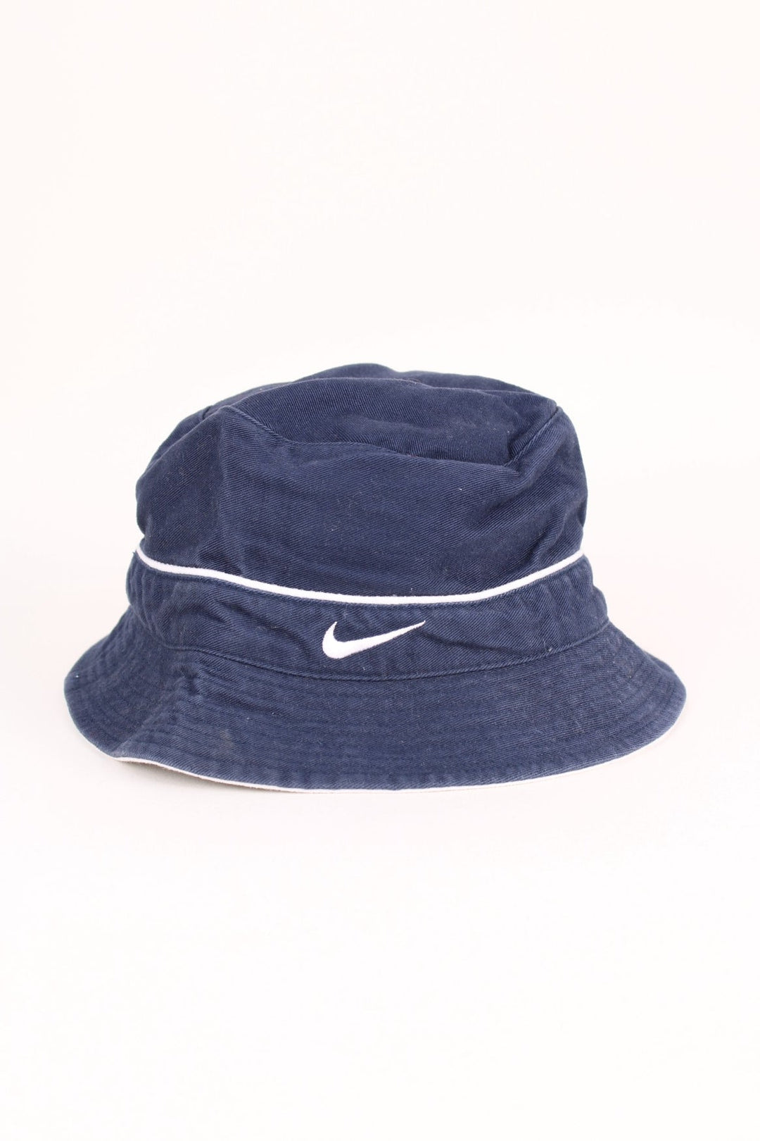 90'S Nike bucket hat in a blue colourway with contrast piping and embroidered branding.