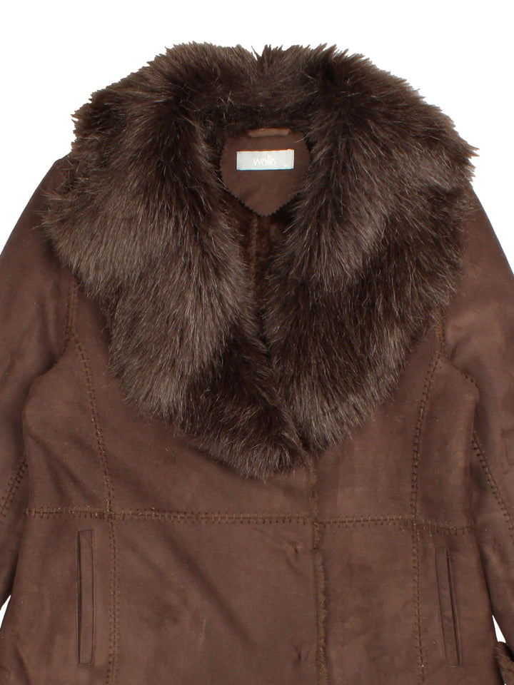 Vintage Afghan Shearling Coat in a brown colourway. Hook and eye fastening with front side pockets and shearling faux lining.