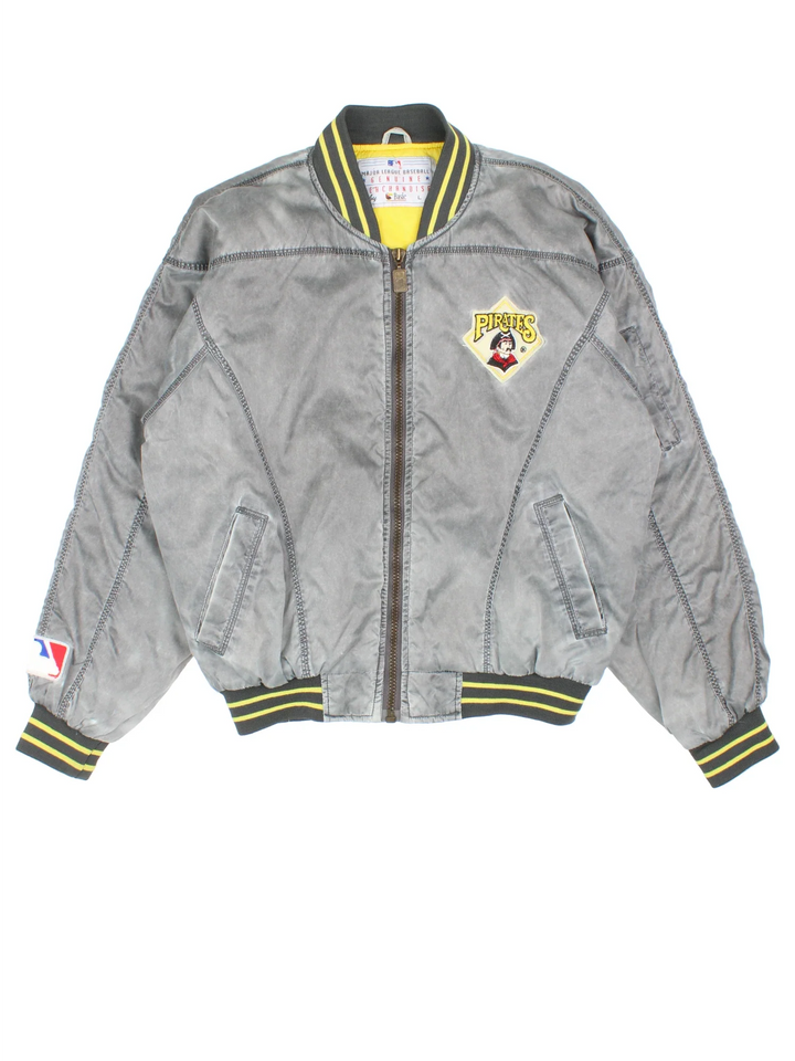 Pittsburgh Pirates MLB Bomber Jacket in a grey colourway. Zips up and has side pockets, insulated lining, contrast stitching detailng all over and has the logo embroidered on the front and spell out on the back.