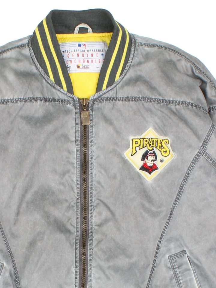 Pittsburgh Pirates MLB Bomber Jacket in a grey colourway. Zips up and has side pockets, insulated lining, contrast stitching detailng all over and has the logo embroidered on the front and spell out on the back.