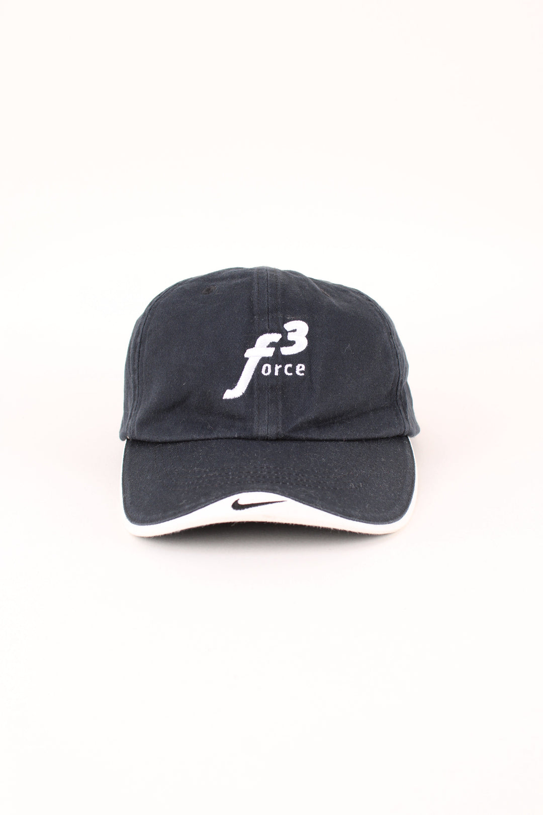 Nike Force 3 Cap in a black and white colourway with the logo embroidered on the front/back, and has adjustable strap at the back.