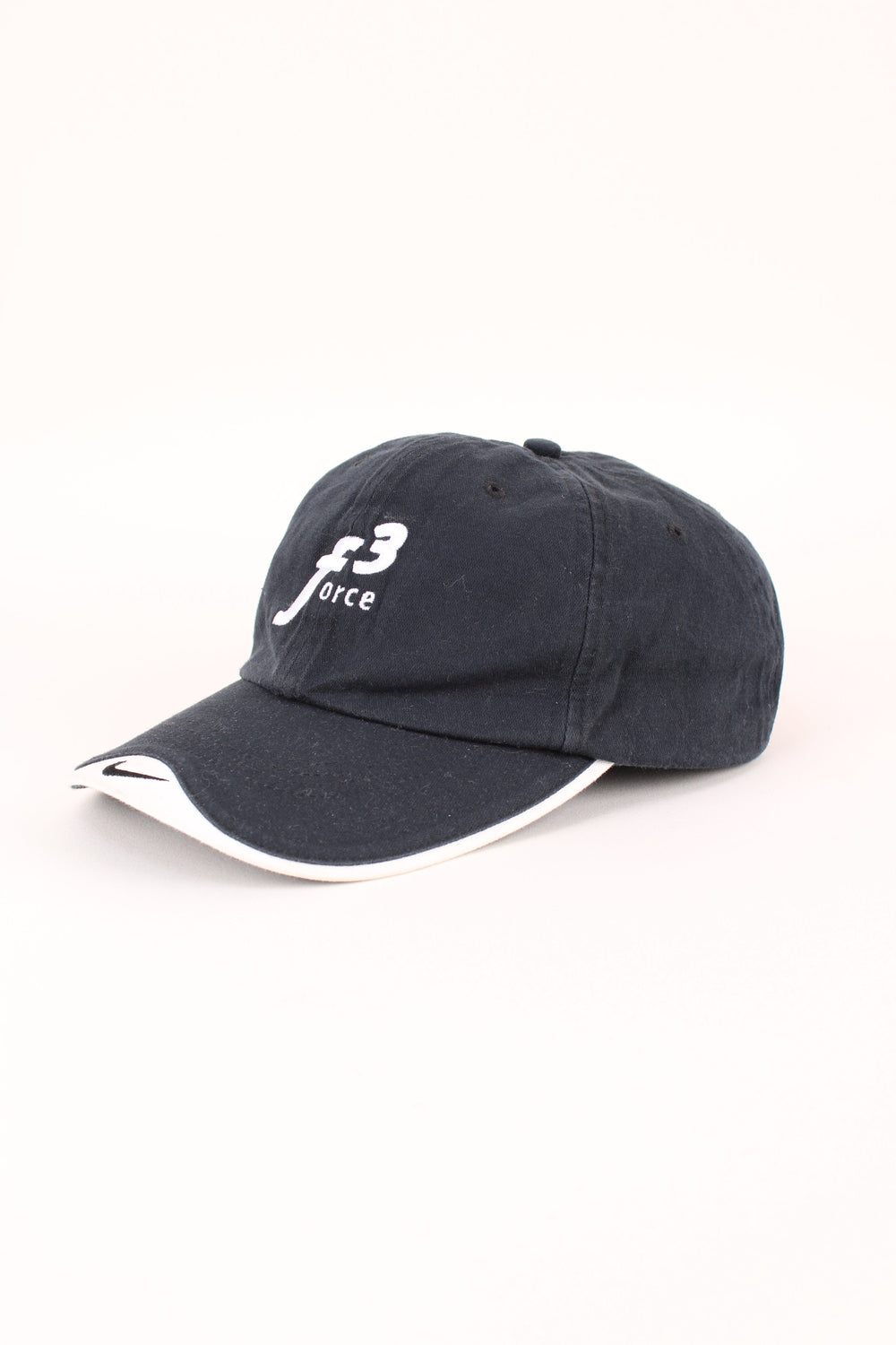 Nike Force 3 Cap in a black and white colourway with the logo embroidered on the front/back, and has adjustable strap at the back.