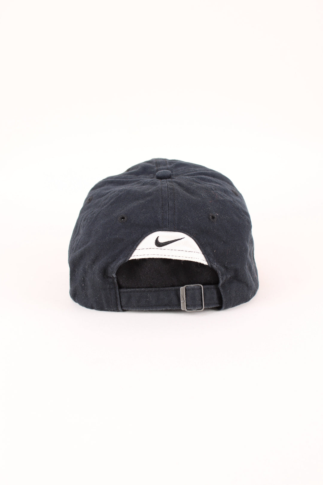 Nike Force 3 Cap in a black and white colourway with the logo embroidered on the front/back, and has adjustable strap at the back.
