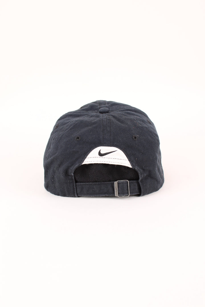Nike Force 3 Cap in a black and white colourway with the logo embroidered on the front/back, and has adjustable strap at the back.