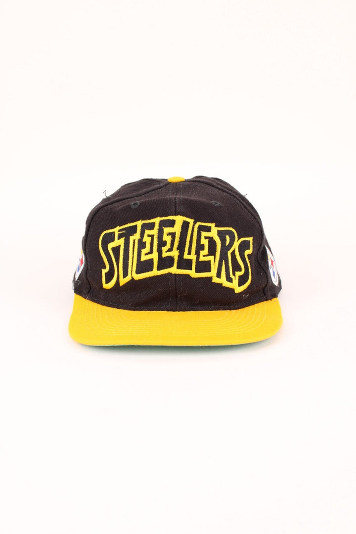 Vintage Pittsburgh Steelers NFL Snapback in a black and yellow colourway with the logo embroidered on the front/back, and has adjustable snapback.