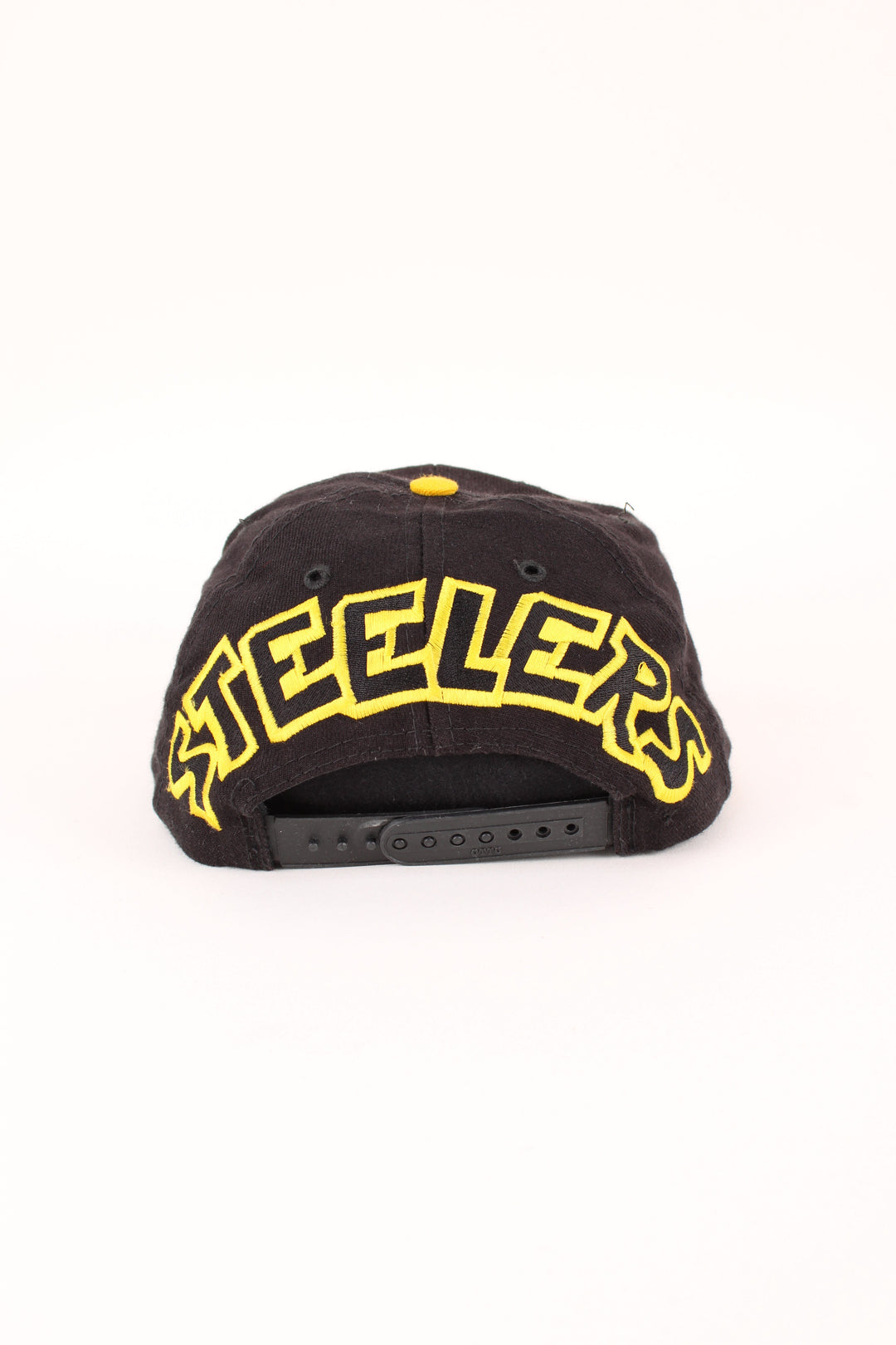 Vintage Pittsburgh Steelers NFL Snapback in a black and yellow colourway with the logo embroidered on the front/back, and has adjustable snapback.