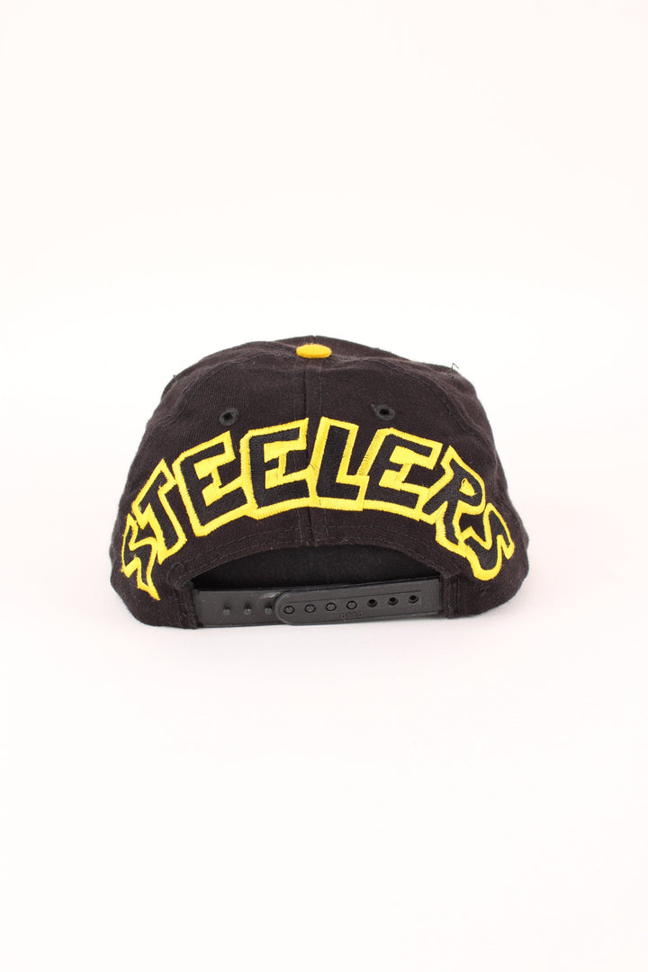 Vintage Pittsburgh Steelers NFL Snapback in a black and yellow colourway with the logo embroidered on the front/back, and has adjustable snapback.