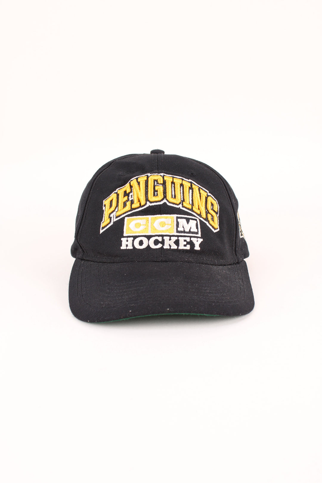 Vintage Pittsburgh Penguins NHL Cap in a black colourway with the logo embroidered on the front, and has adjustable snapback.