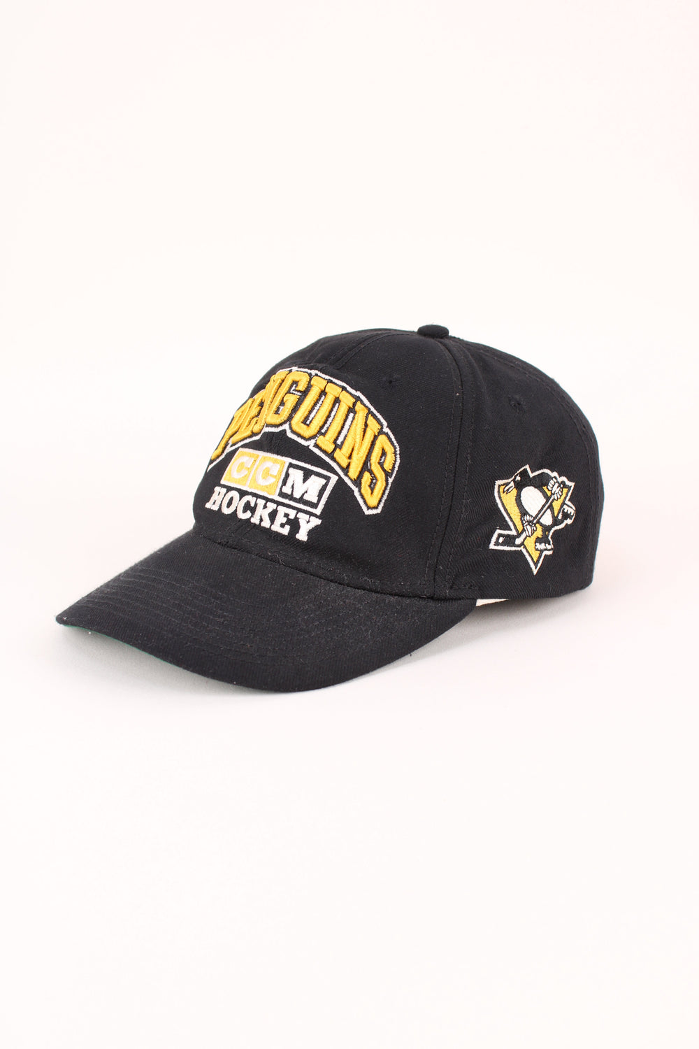 Vintage Pittsburgh Penguins NHL Cap in a black colourway with the logo embroidered on the front, and has adjustable snapback.