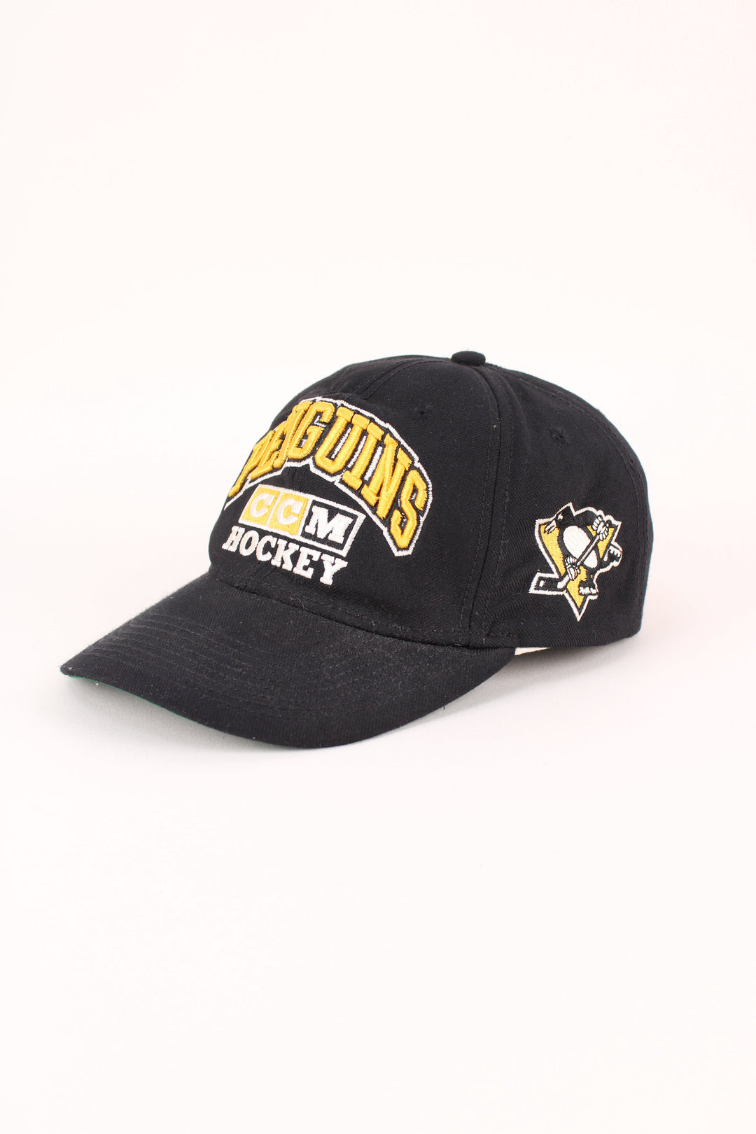 Vintage Pittsburgh Penguins NHL Cap in a black colourway with the logo embroidered on the front, and has adjustable snapback.