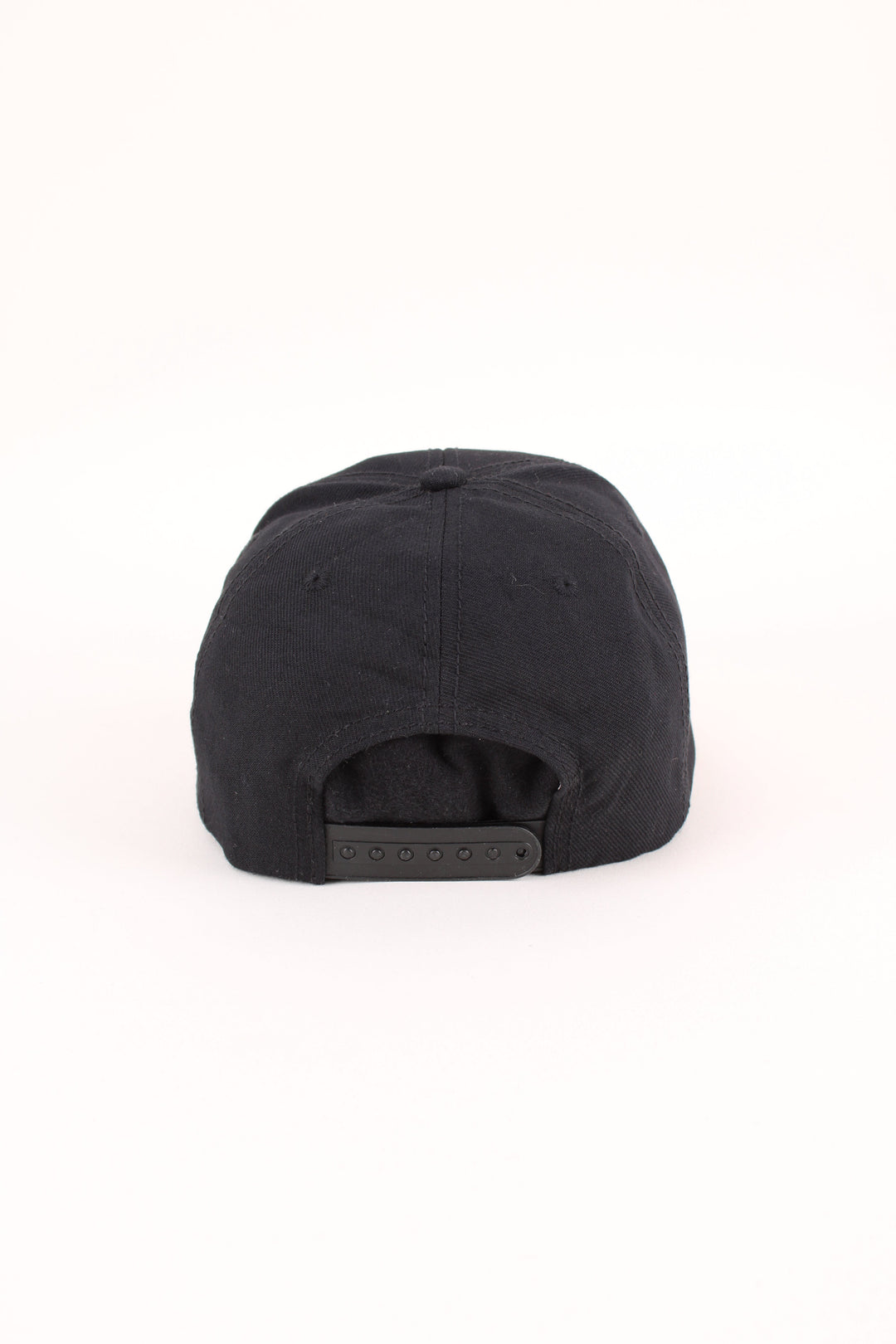 Vintage Pittsburgh Penguins NHL Cap in a black colourway with the logo embroidered on the front, and has adjustable snapback.