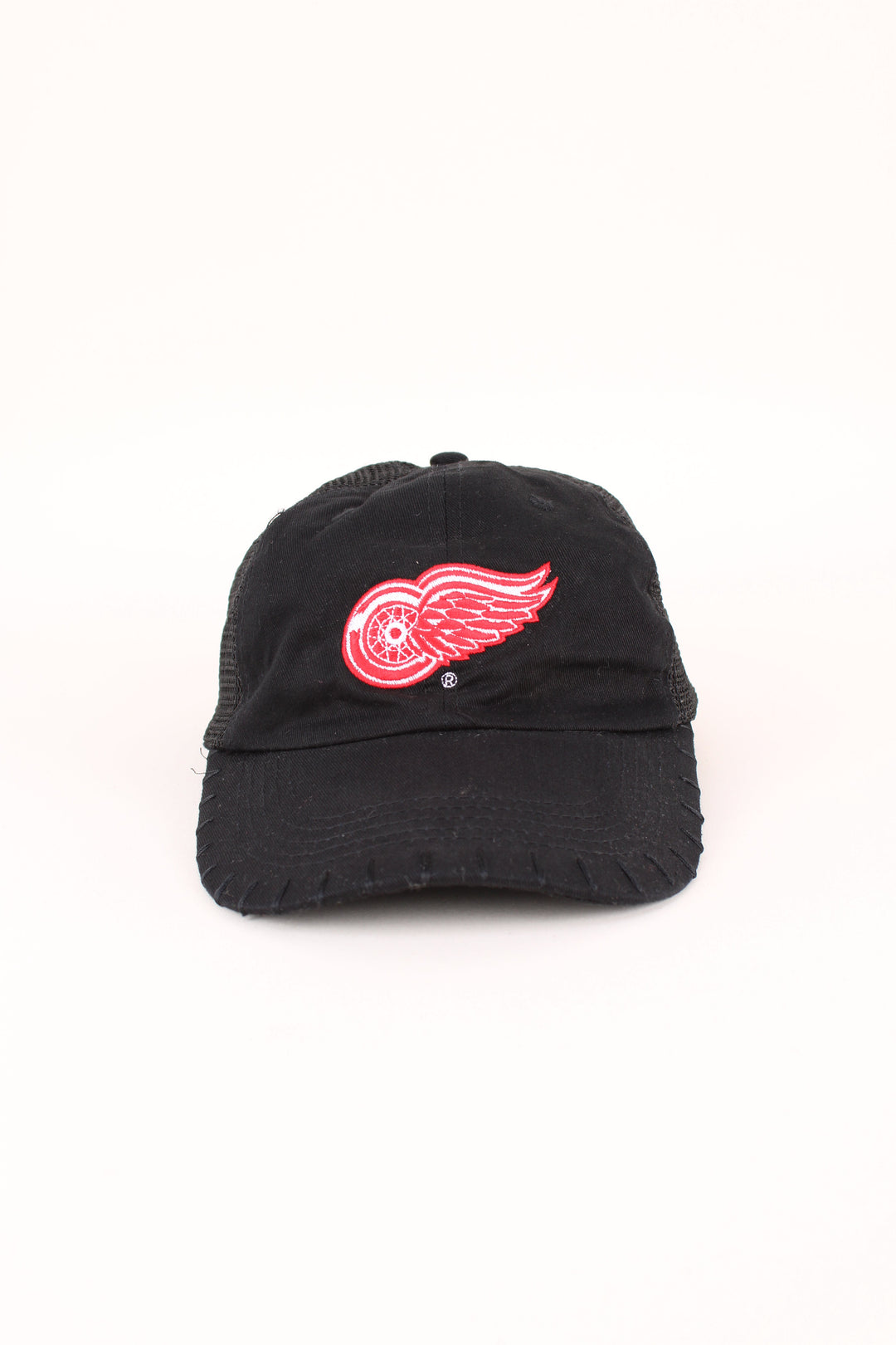 Detroit Red Wings NHL Trucker Cap in a black colourway with the logo embroidered on the front, mesh panelling, and has adjustable snapback.