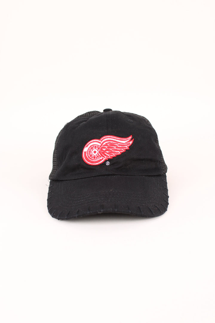 Detroit Red Wings NHL Trucker Cap in a black colourway with the logo embroidered on the front, mesh panelling, and has adjustable snapback.