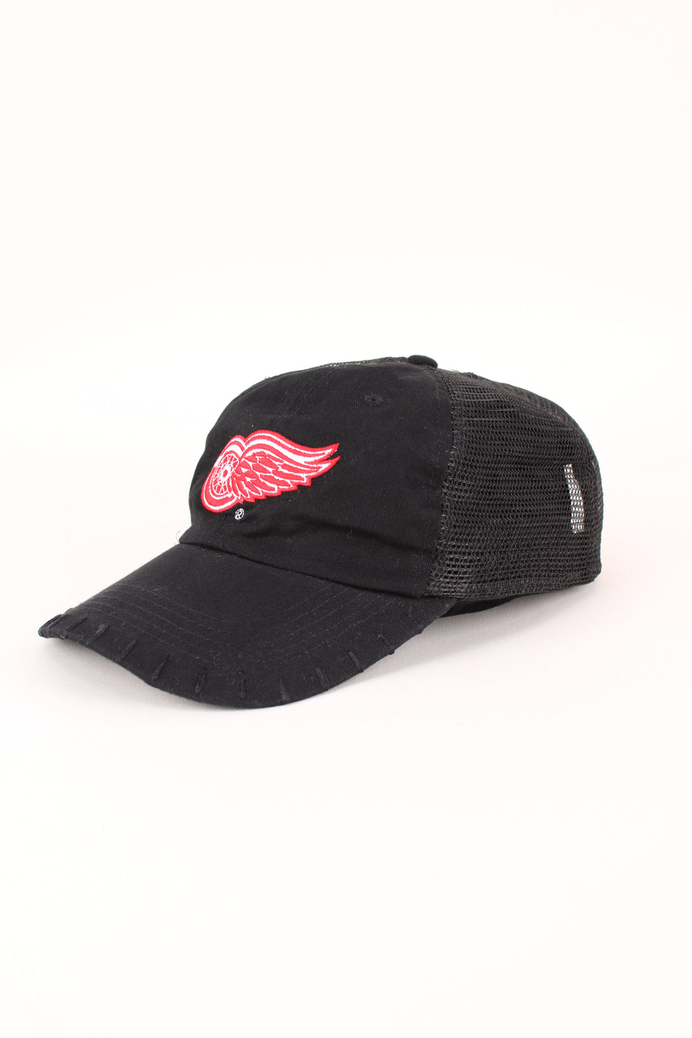 Detroit Red Wings NHL Trucker Cap in a black colourway with the logo embroidered on the front, mesh panelling, and has adjustable snapback.