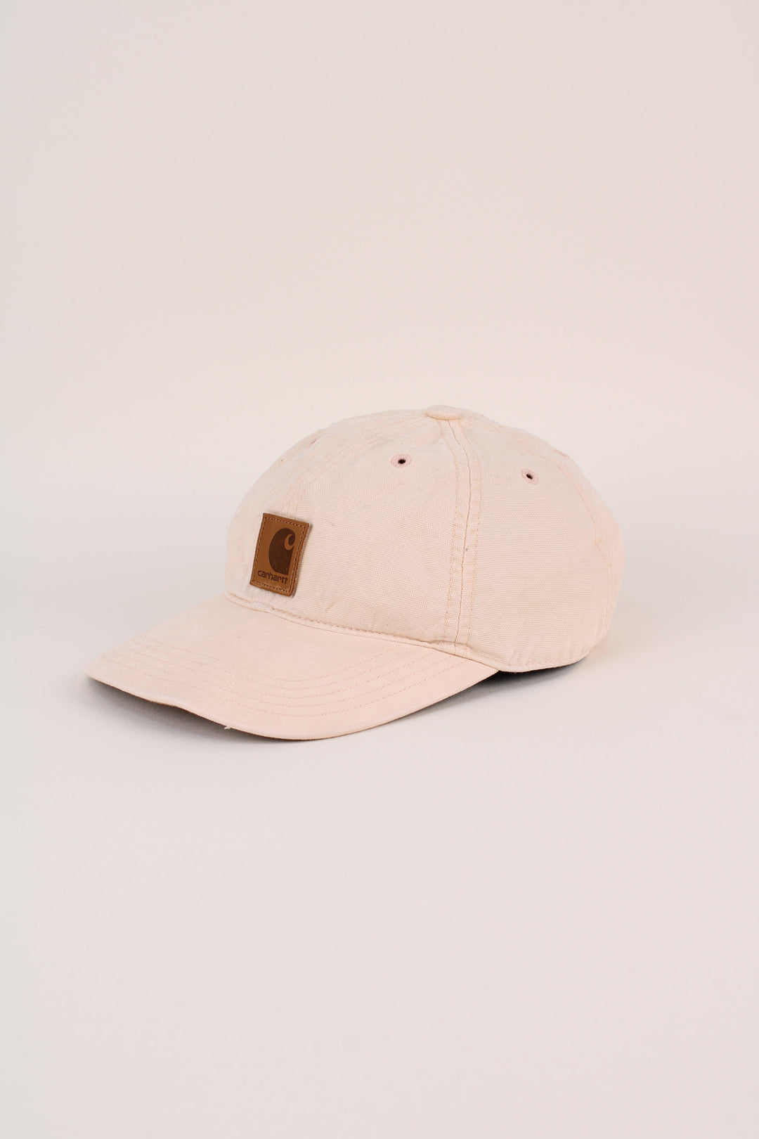 Carhartt Cap in a tan colourway with the logo embroidered on the front, and has adjustable velcro strap at the back.