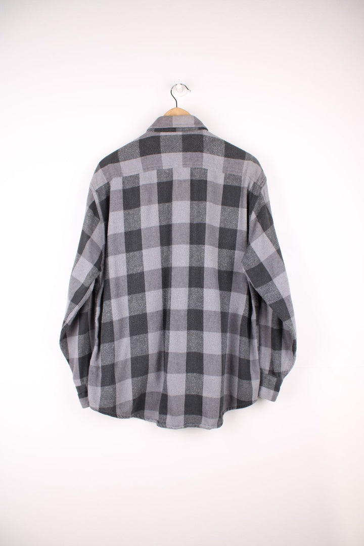 Carhartt black and grey tone button up flannel shirt. Made from 100% cotton, features double chest pockets and logo tag on the pocket