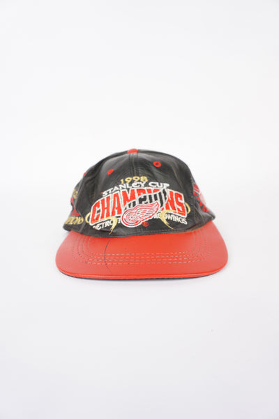 Vintage 1998 Stanley Cup NHL champions: Detroit Red Wings black leather baseball features embroidered badges on the front and sides