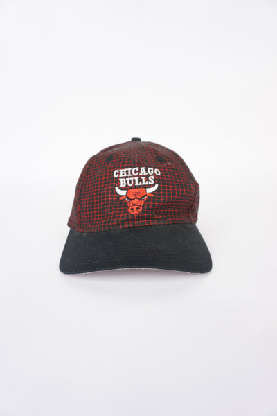 Chicago Bulls black and red baseball cap by Logo 7, features embroidered badge on the front