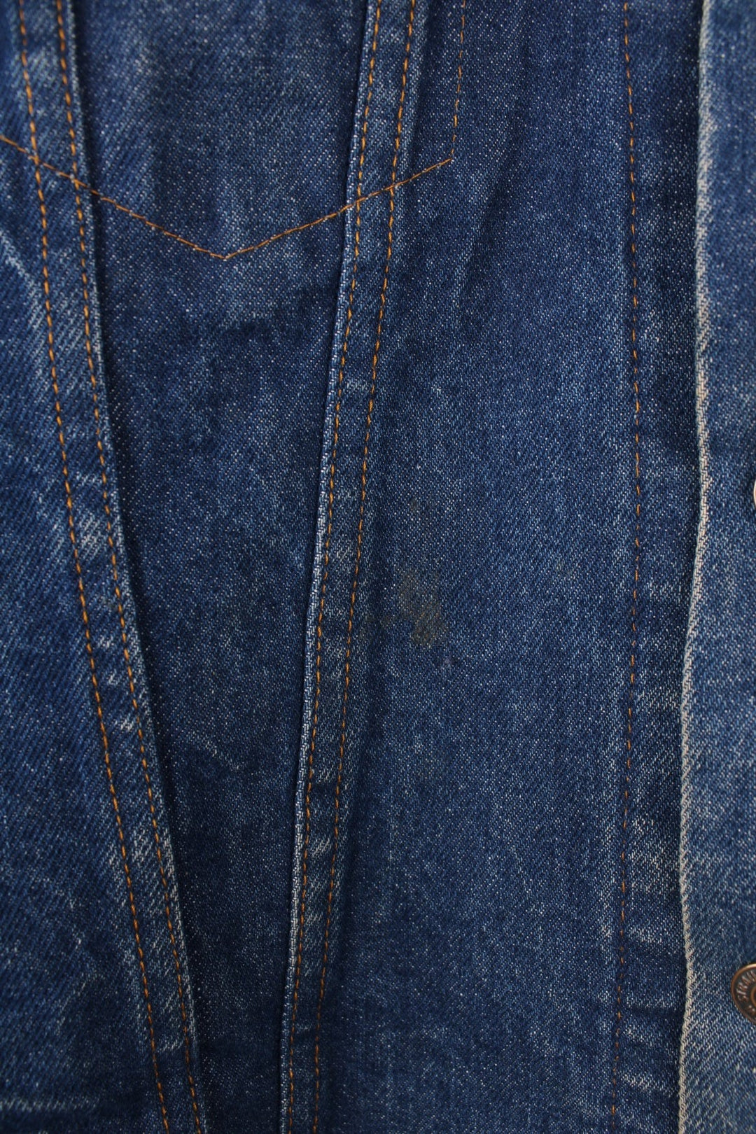 Levi's Denim Jacket in a blue colourway, button up with double chest pockets, has a blanket lining, and the logo embroidered on the front. 