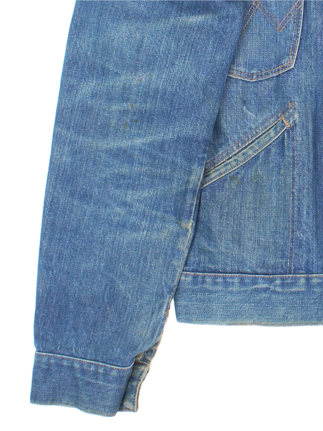 Vintage Wrangler Denim Jacket in a blue colourway. Buttons up and has multiple pockets, and the logo tab embroidered on the front.