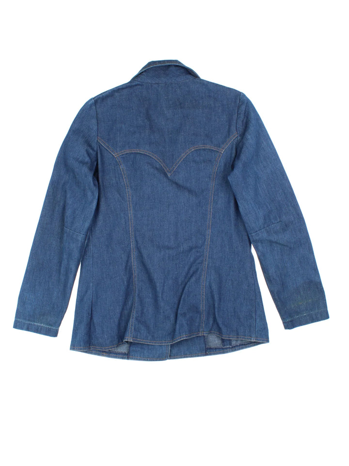 Vintage Lady Lee Denim Blazer Jacket in a blue colourway. Buttons up and has side pockets, big collar, and the logo embroidered on the front.