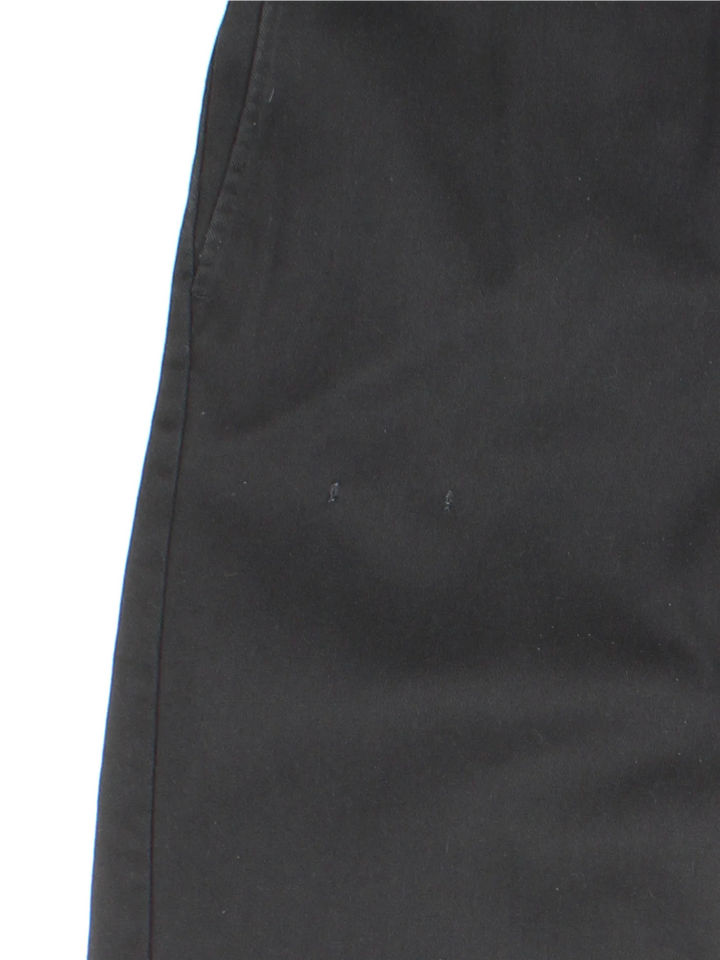 Dickies 874 Trousers in black colourway with pockets and the logo embroidered on the back.