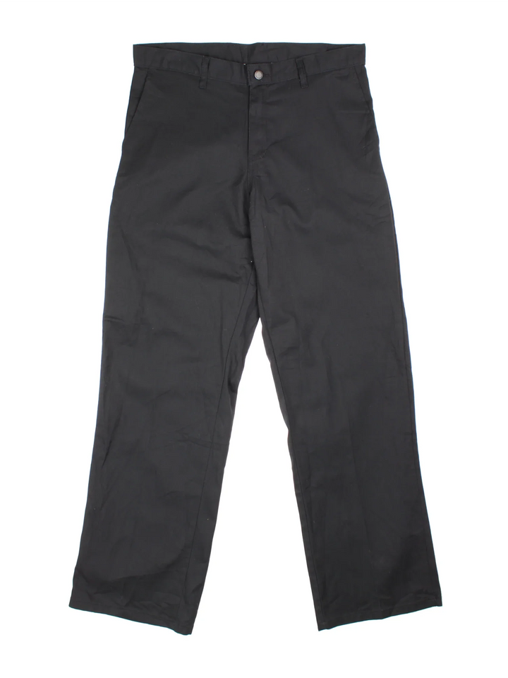 Dickies Trousers in black colourway with pockets and the logo embroidered on the back.