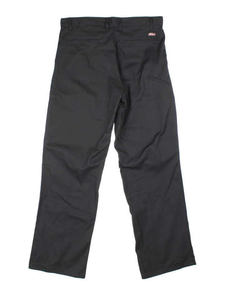 Dickies Trousers in black colourway with pockets and the logo embroidered on the back.
