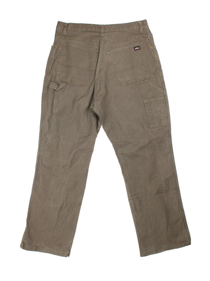 Dickies Trousers in green colourway with multiple pockets and the logo embroidered on the back.