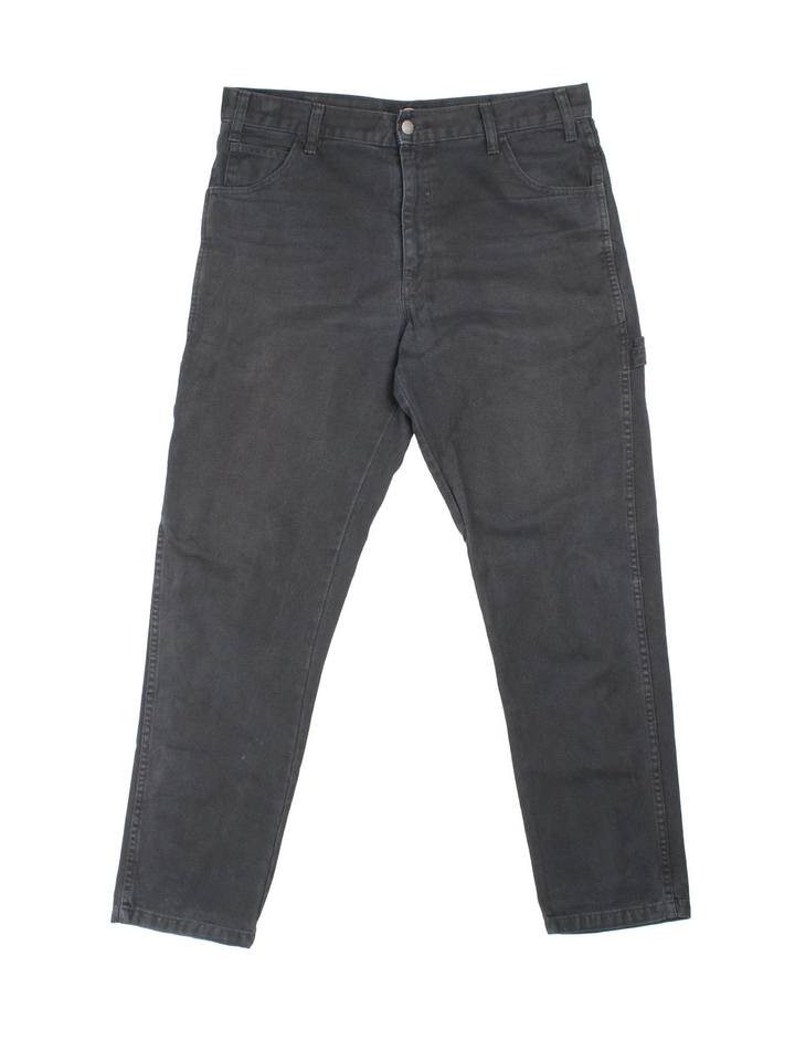 Dickies Jeans in black colourway with multiple pockets and the logo embroidered on the back.