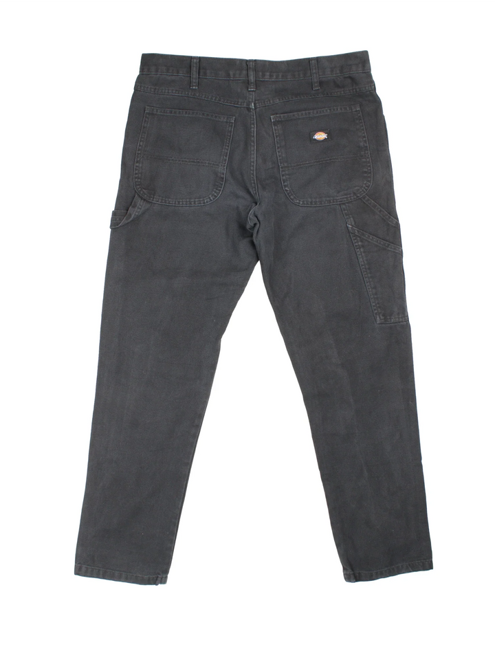 Dickies Jeans in black colourway with multiple pockets and the logo embroidered on the back.