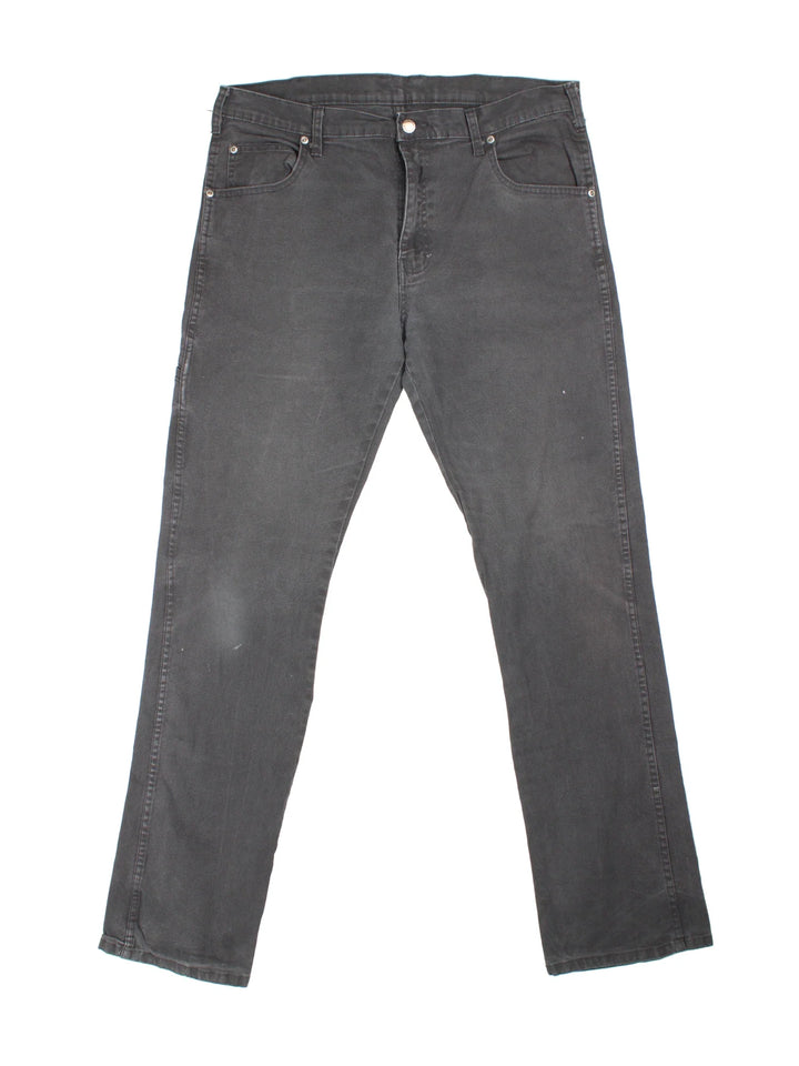 Dickies Jeans in black colourway with multiple pockets and the logo embroidered on the back.