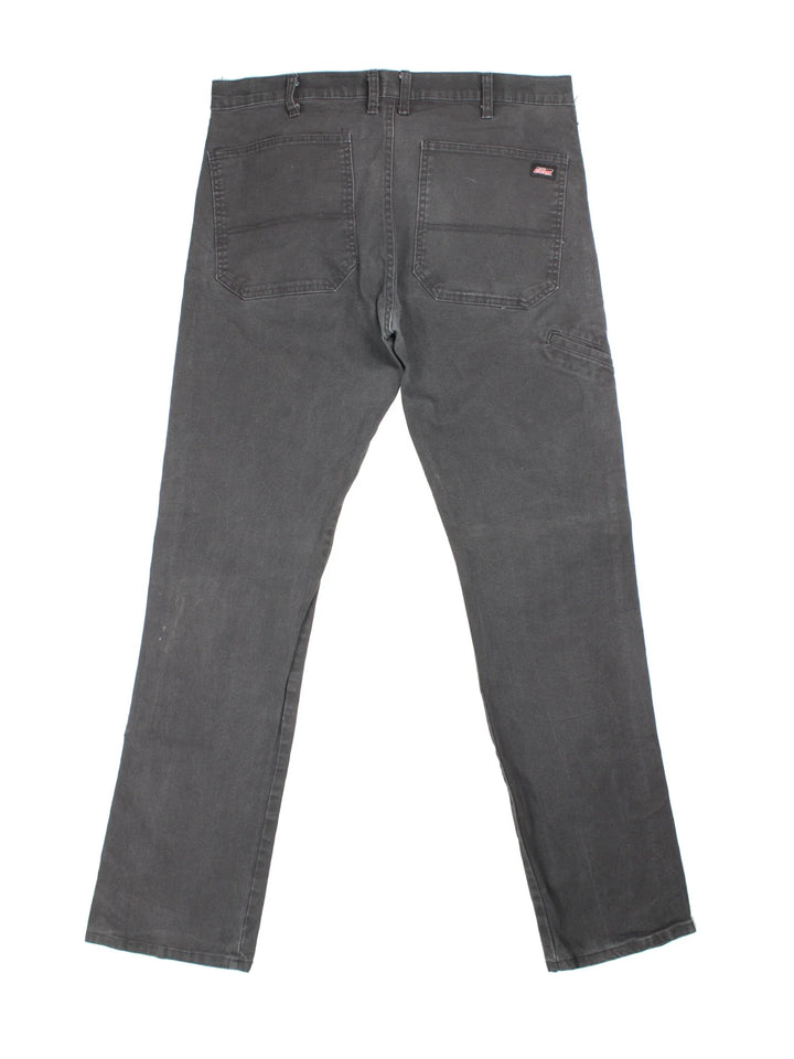 Dickies Jeans in black colourway with multiple pockets and the logo embroidered on the back.