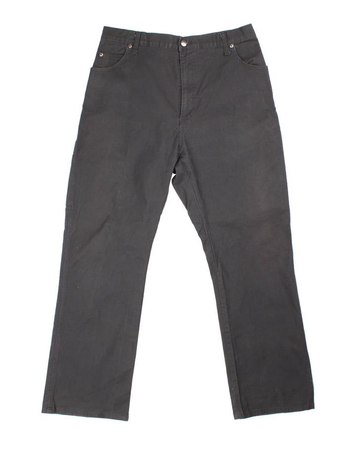 Dickies Jeans in black colourway with multiple pockets and the logo embroidered on the back.