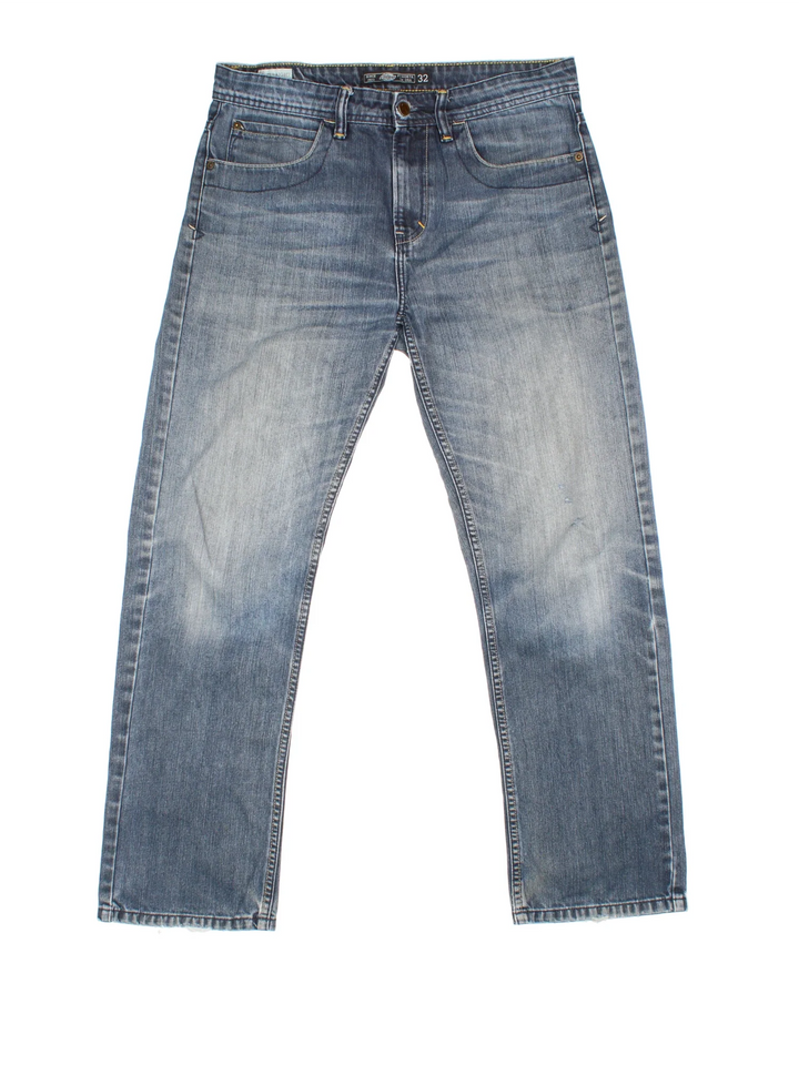 Dickies Jeans in blue colourway with multiple pockets and the logo embroidered on the back.
