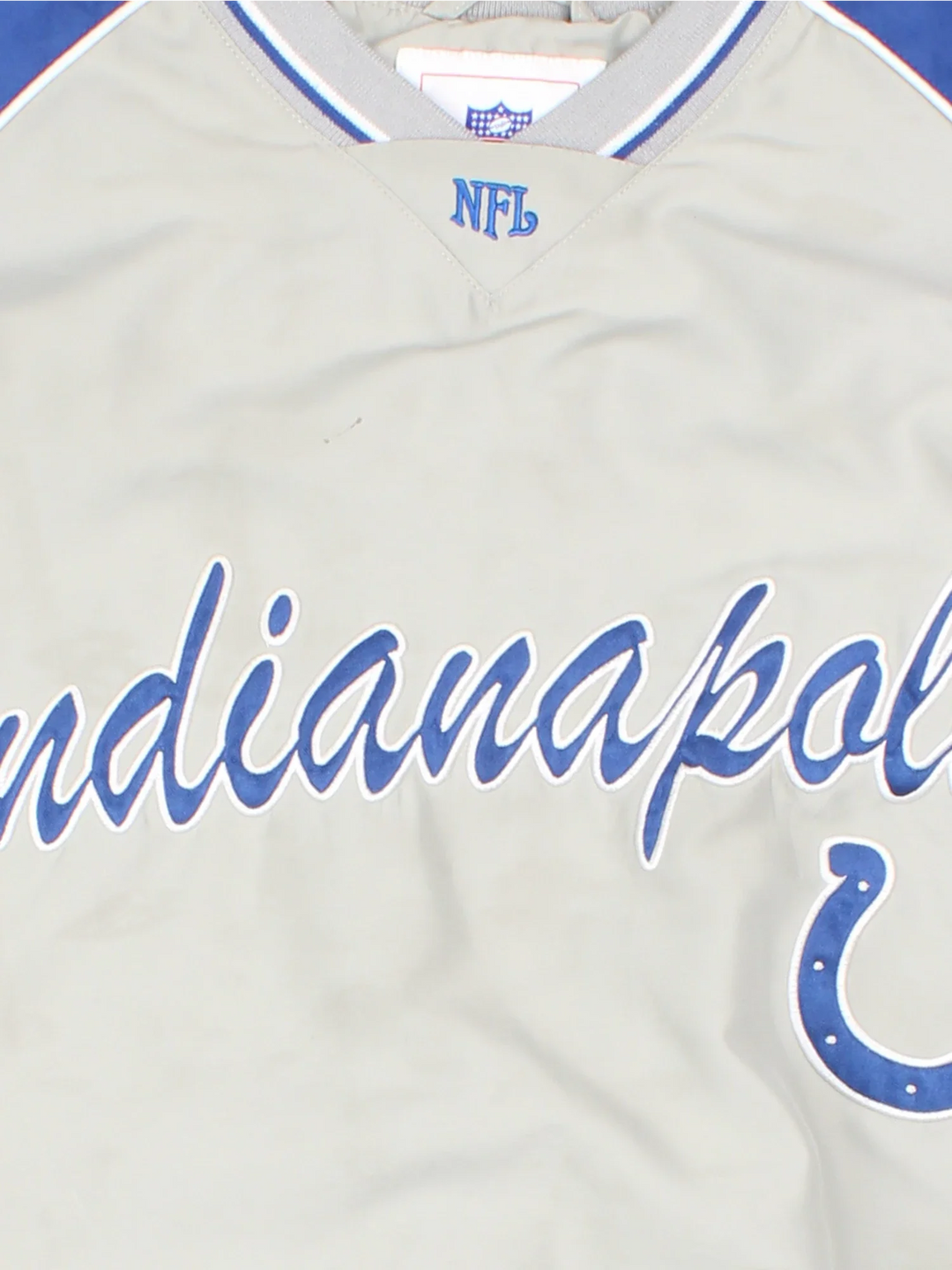 Indianapolis Colts NFL Drill Top in the grey/blue colourway. Features contrast sleeves, side pockets and branding embroidered on the front/sleeve.