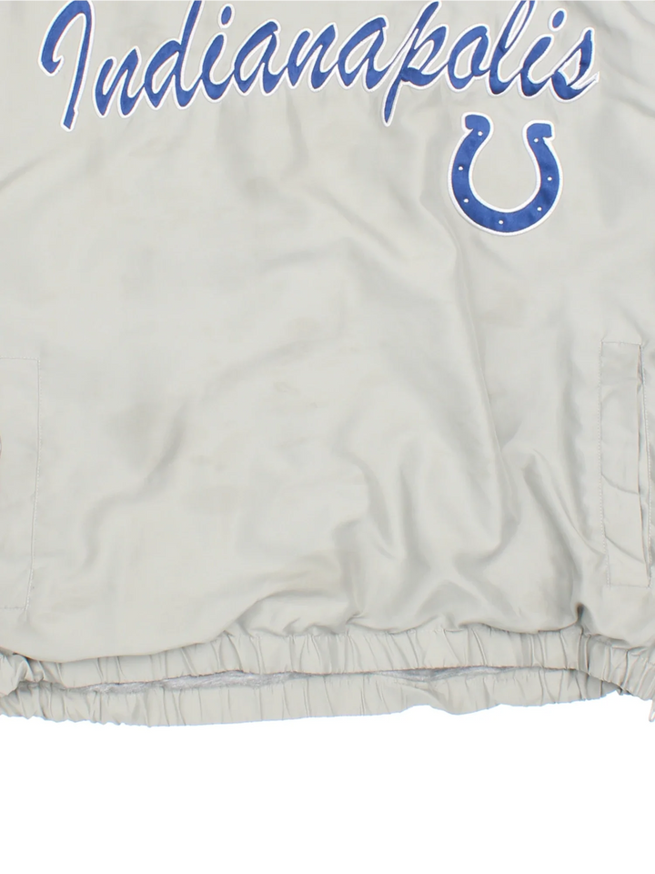 Indianapolis Colts NFL Drill Top in the grey/blue colourway. Features contrast sleeves, side pockets and branding embroidered on the front/sleeve.